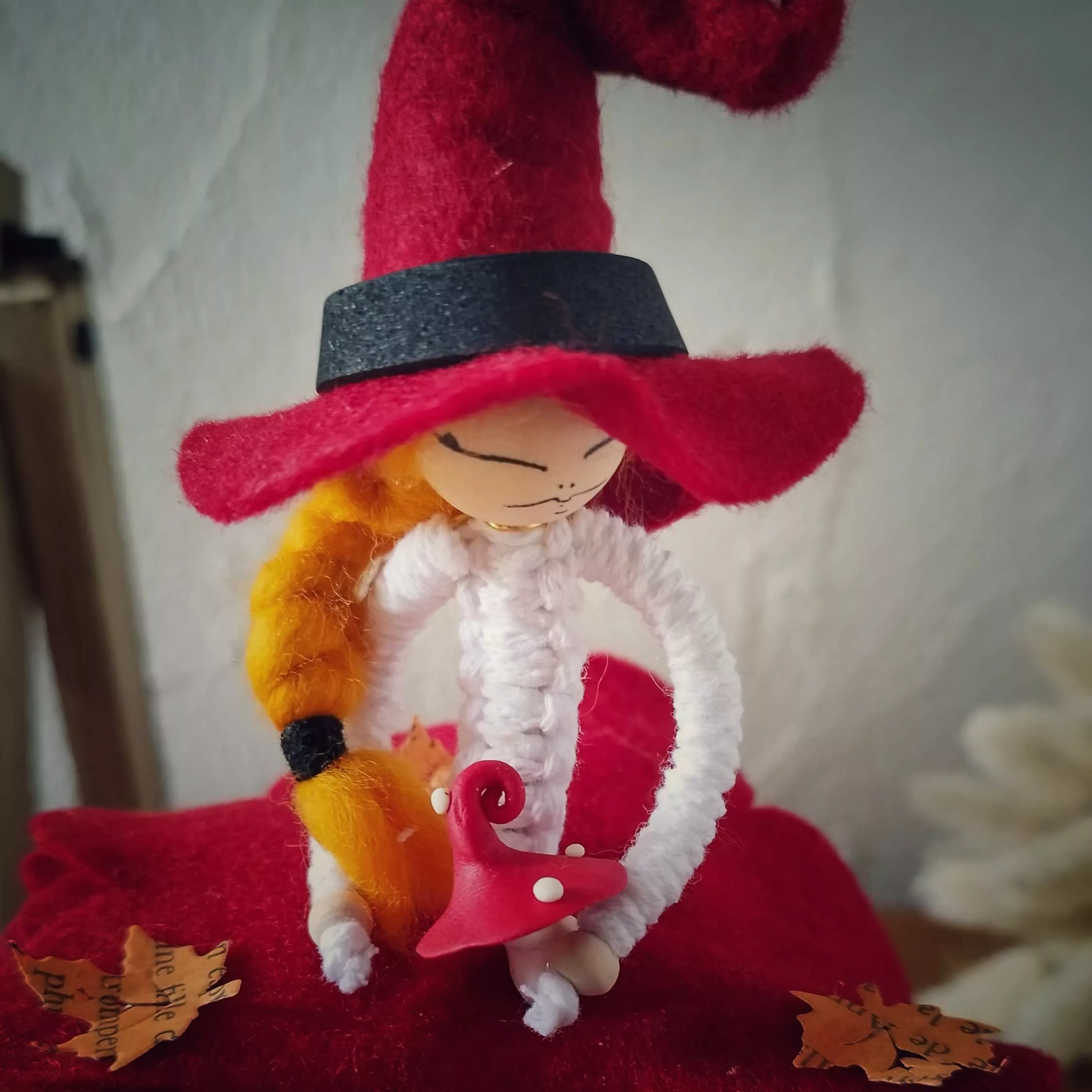 sorcière tenant dans ses mains un champignon