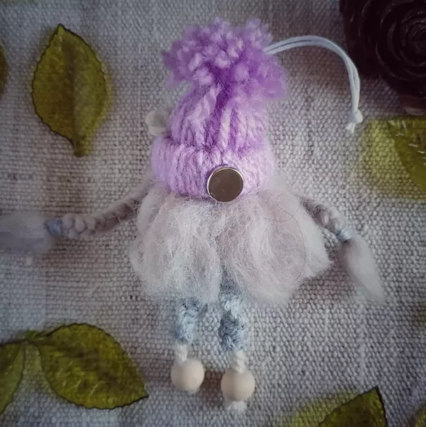 magnet avec bonnet en laine rose, barbe en laine cardée, vue de dos avec aimant fixé sur le bonnet