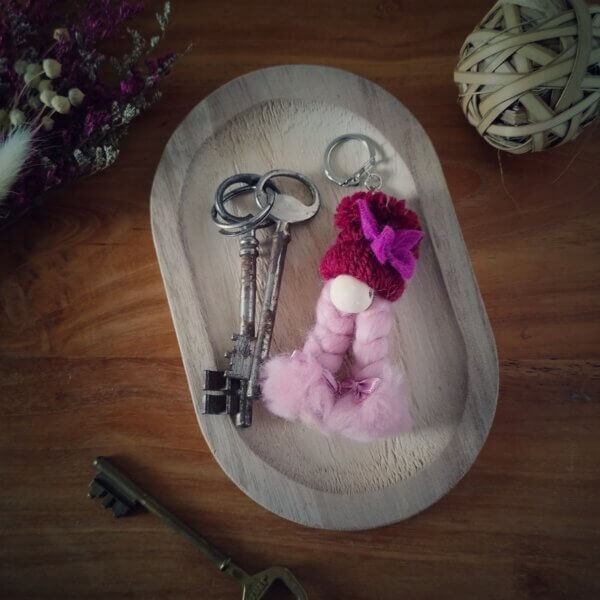 porte clé gnome avec bonnet bordeaux et laine cardée rose