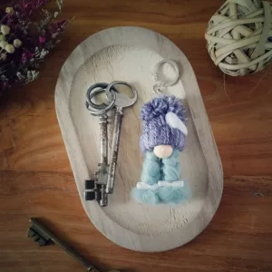 porte clé gnome avec bonnet gris et laine cardée verte