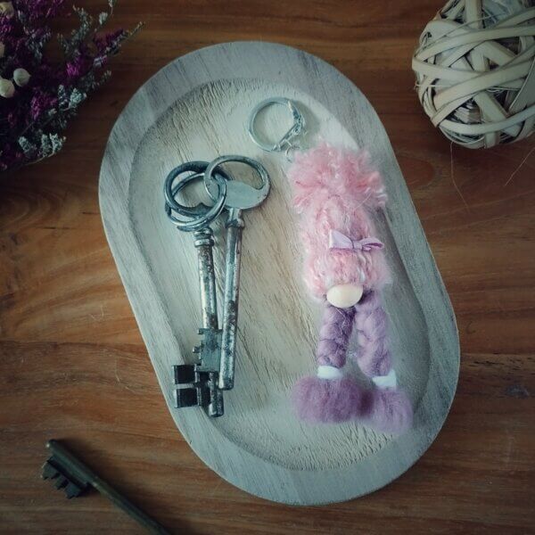 porte clé gnome avec bonnet rose et laine cardée parme