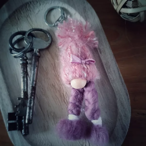porte clé gnome avec bonnet rose et laine cardée parme