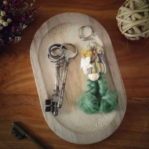 porte clé gnome avec bonnet multi couleurs et laine cardée verte