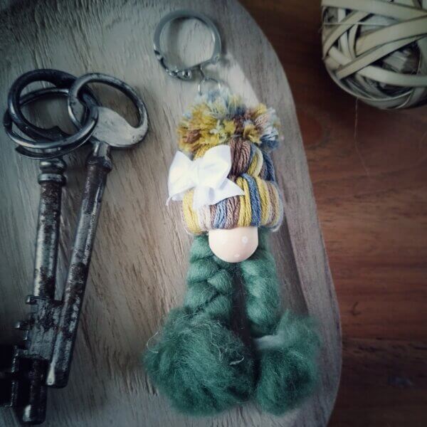 porte clé gnome avec bonnet multi couleurs et laine cardée verte