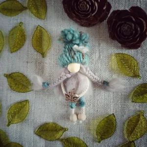 magnet avec bonnet en laine vert, barbe en laine cardée, nez en perle de bois, pantalon vert en macramé