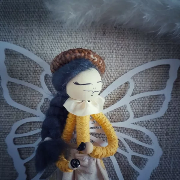 fée avec jupe en chute tissu, béret en chapeau de gland et ailes en papier