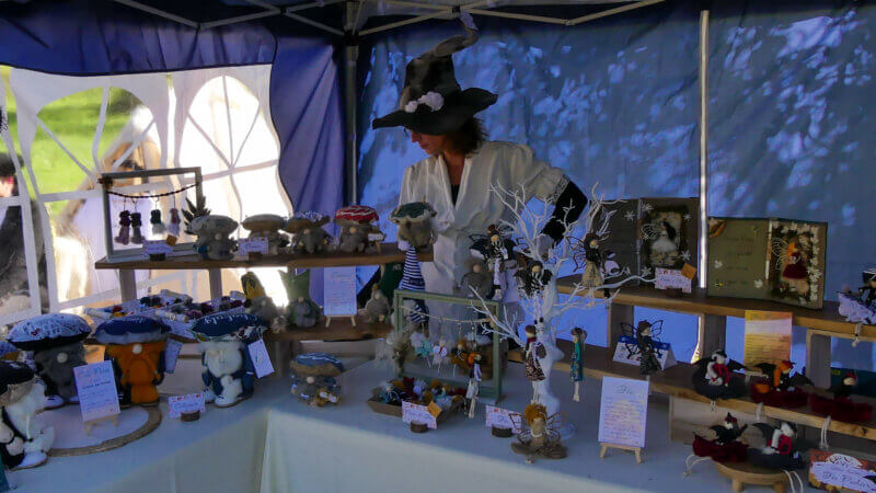Stand de créations féeriques artisanales lors d’un marché médiéval