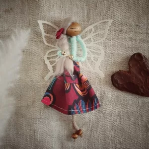 fée en chute et tissus et fils de coton, ailes en papier