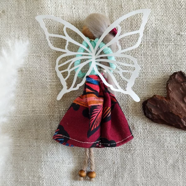 fée en chute et tissus et fils de coton, ailes en papier, perle teintée et décorée à la main