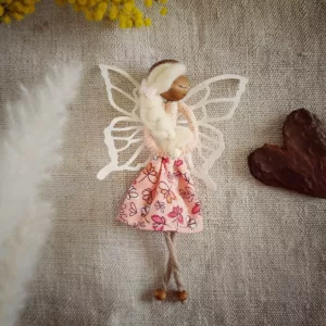 fée en chute de tissus et fils de coton, ailes en papier