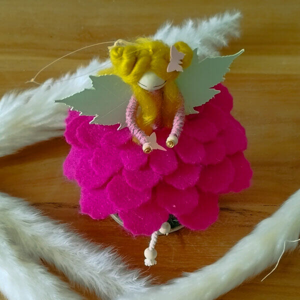 fée avec jupe en forme de fleur, ailes en papier