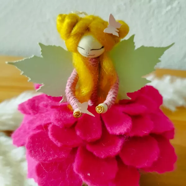 fée avec jupe en forme de fleur, ailes en papier
