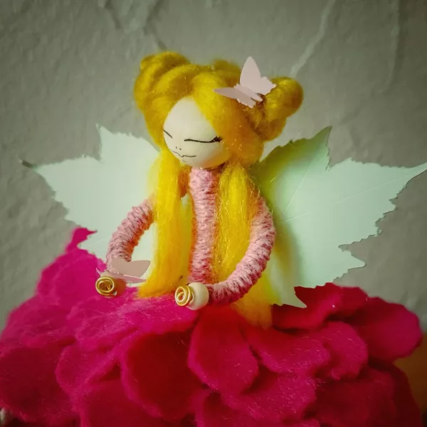 fée avec jupe en feutrine rose rappelant une fleur