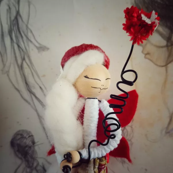 figurine fée à suspendre tenant dans ses bras le mots Amor rehaussé d'un cœur.