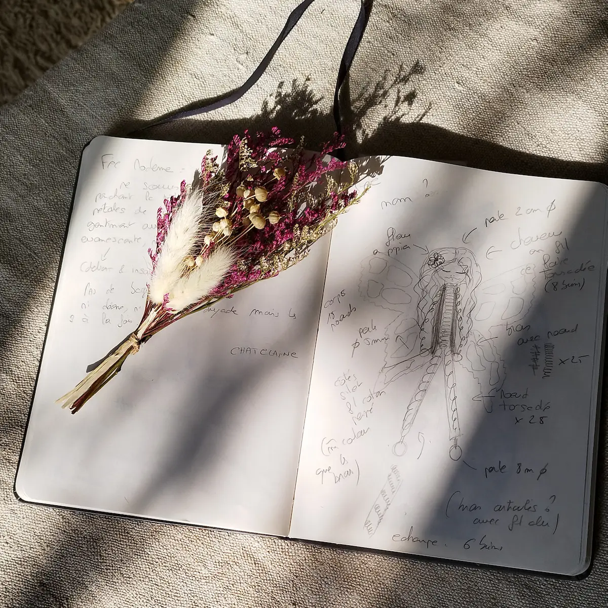 gros plan sur cahier de travail ensorcelise