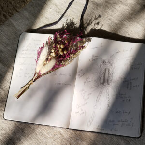 cahier sur lequel sont consignés les croquis des créations artisanales