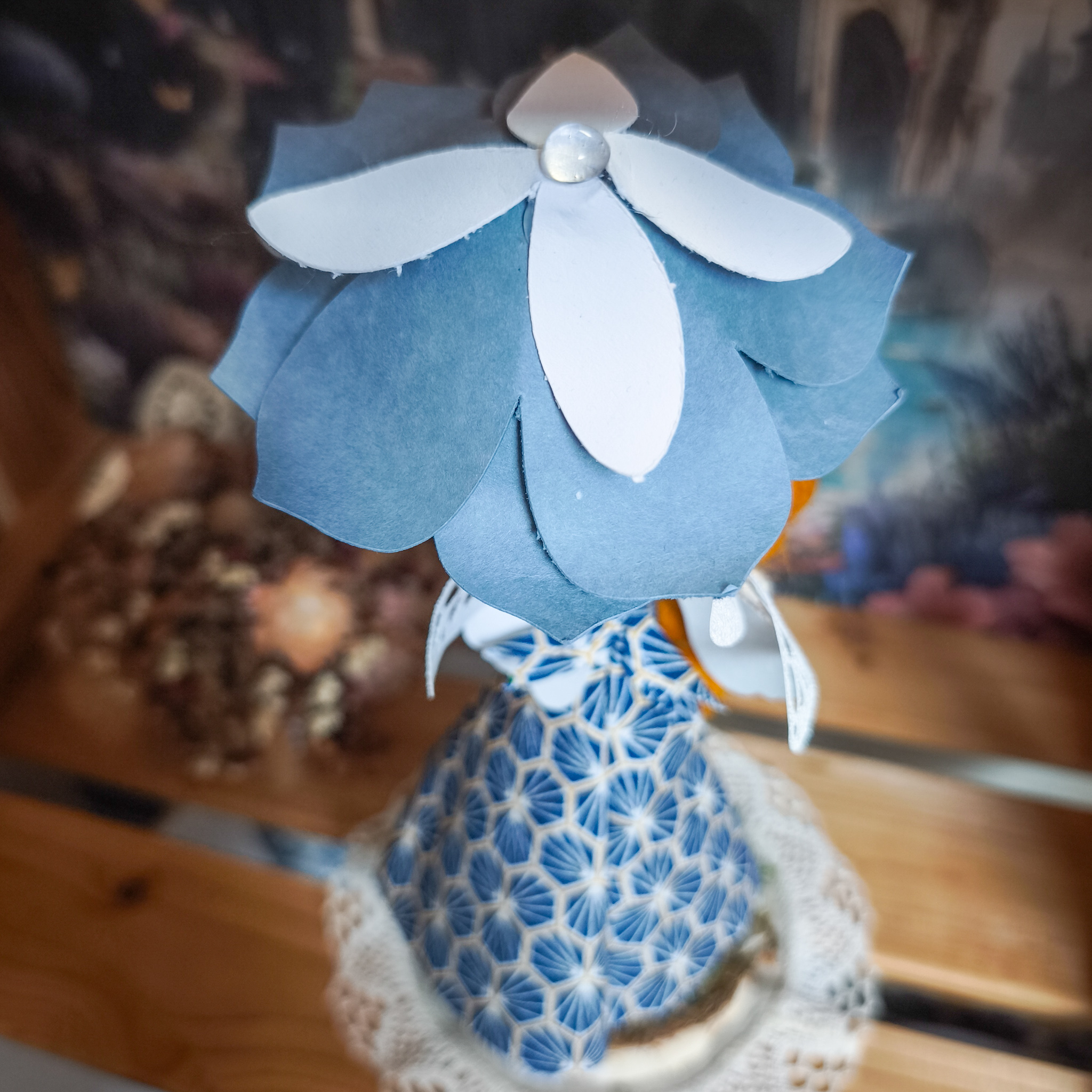 décoration artisanale, fée sur socle avec ombrelle en papier