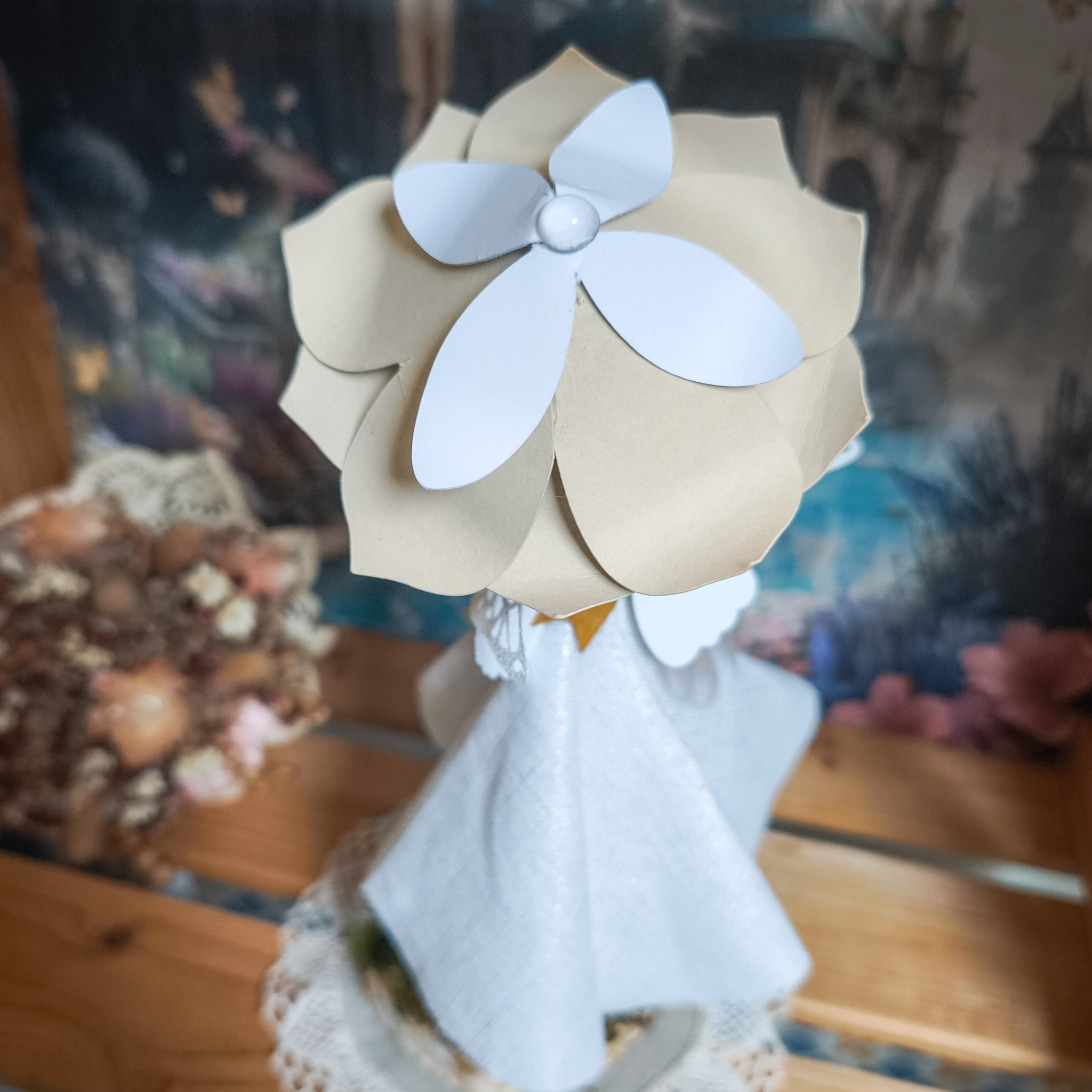 fée artisanale faite main avec ombrelle en papier