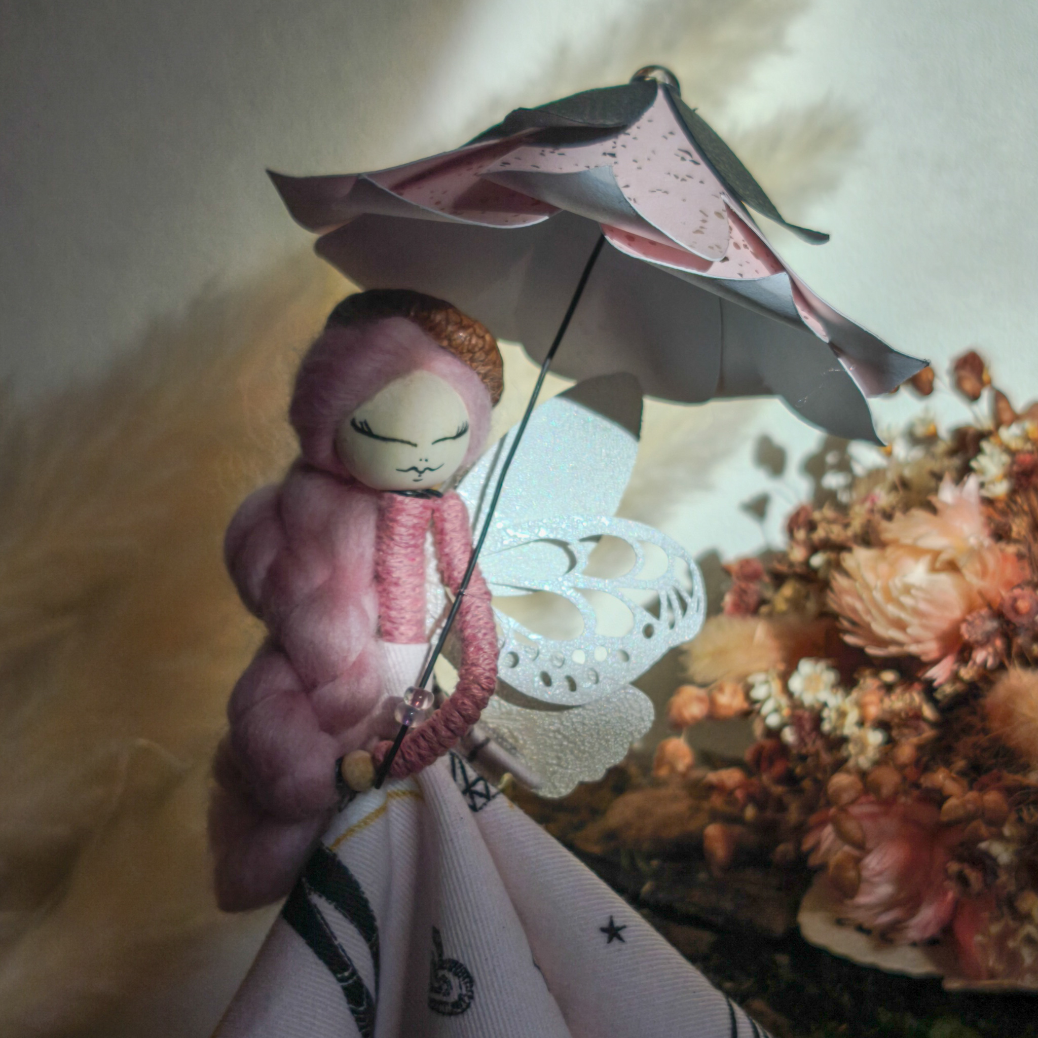 fée artisanale avec ombrelle en papier