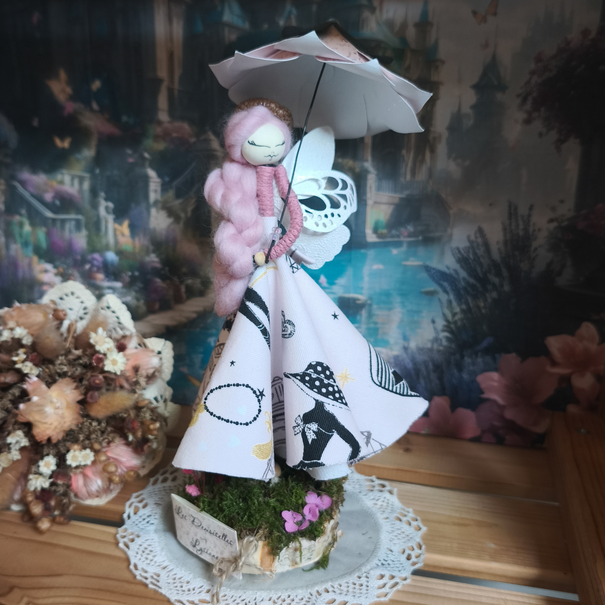 fée artisanale avec ombrelle en papier