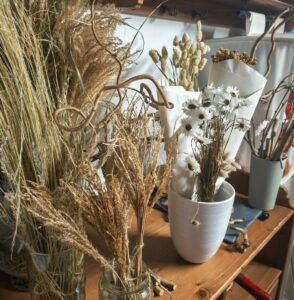 branches et graminées utilisées pour une création artisanale féerique